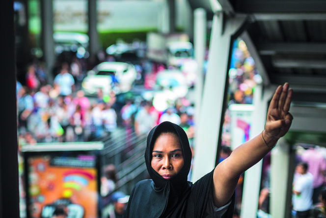Une manifestante, opposée à la junte militaire, effectue le salut à trois doigts de « Hunger Games », à Bangkok, le 1er juin 2014.