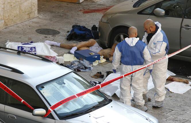 Les cadavres des assaillants devant la synagogue de Jérusalem attaquée mardi 18 novembre.