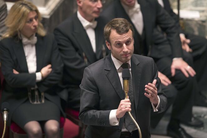 Emmanuel Macron, ministre de l'économie et de l'industrie, répond aux questions à l'Assemblée nationale, le 18 novembre.
