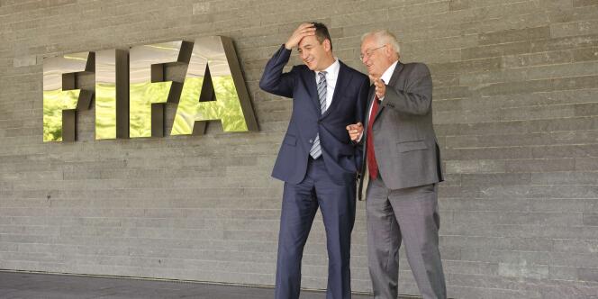 Hans-Joachim Eckert (à droite), au côté de Michael Garcia, devant le siège de la FIFA en juillet 2012.