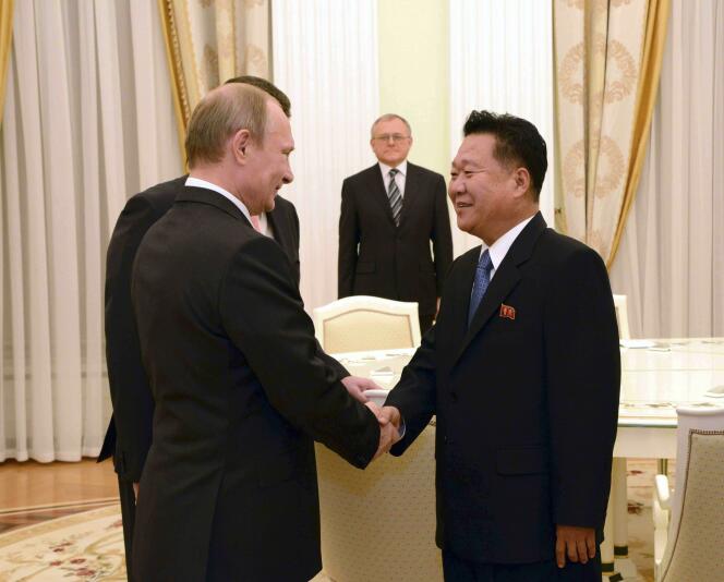 VladimirPoutine accueille Choe Ryong Hae, un des proches collaborateurs du dirigeant nord-coréen Kim Jong Un, à Moscou, le 18 novembre.