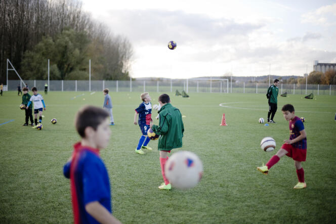Séance d'entraînement des U11, jeunes joueurs âgés de 9 à 11 ans, à Pont-Sainte-Maxence (Oise), le mercredi 12 novembre.