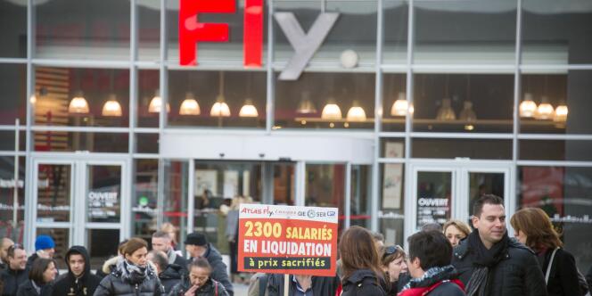 Une salariée du groupe Mobilier européen manifeste devant un magasin Fly, le 18 novembre. 