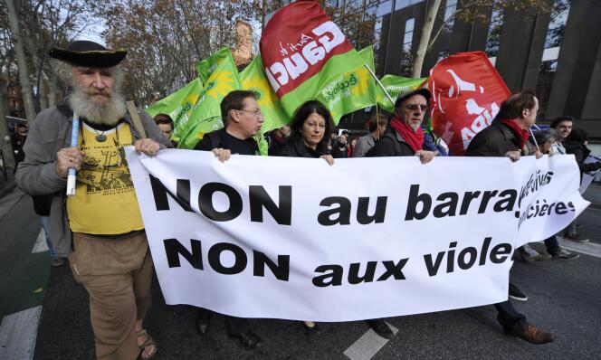 Des manifestants défilent pour dénoncer les violences policières, le 22 novembre, à Toulouse