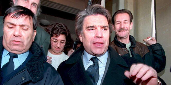 Bernard Tapie quitte le tribunal de commerce de Paris le 14 décembre 1994, après presque quatre heures d'audition par le juge, avec sa femme Dominique, portant sur le Groupe Bernard Tapie (GBT), holding des sociétés de Bernard Tapie, et de Financière et Immobilière Tapie (FIBT) qui contrôle ses biens personnels.