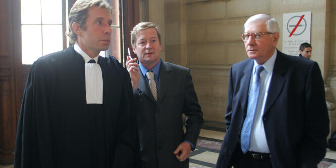 Les avocats de Bernard Tapie, Mes Olivier Pardo et Maurice Lantourne s'entretiennent avec Jean Bruneau, président de l'association des petits porteurs d'Adidas, le 6 octobre 2006 au palais de justice de Paris. 