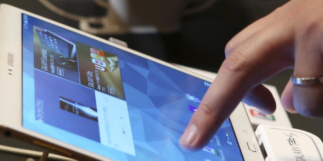 Une tablette sur un stand Samsung.