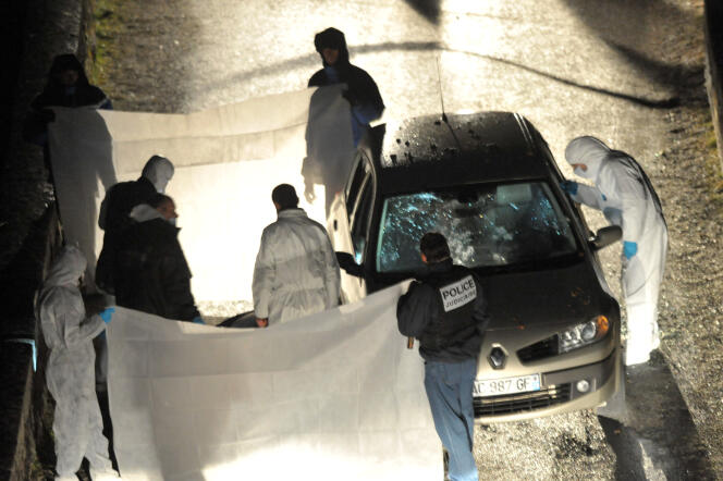 Des enquêteurs de la police judiciaire, le 18 février 2011, à  Corscia dans le centre en Haute-Corse.