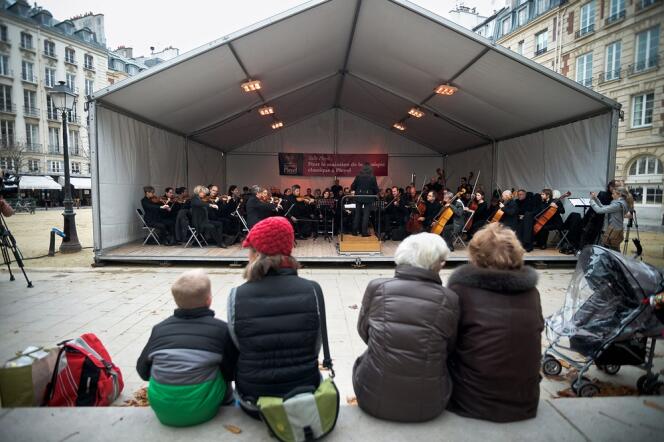 La chef d'orchestre Carla Maria Tarditi a  organisé  un concert  sous les fenêtres  du tribunal  de Paris, le 24 novembre, pendant une audience consacrée  à l'avenir de  la Salle Pleyel.