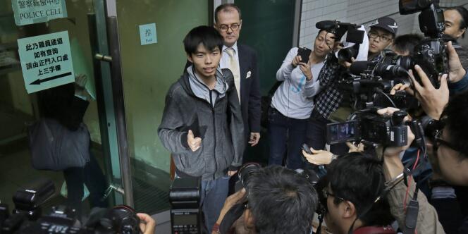 Joshua Wong avec son avocat devant le tribunal, le 27 novembre. 