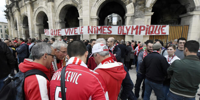 Des supporteurs du Nîmes olympique, le 22 novembre 2014, devant les Arènes, pour manifester leur soutien au club.
