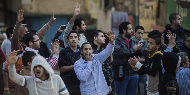 Des manifestants égyptiens à Giza, une ville proche du Caire, le 28 novembre 2014.