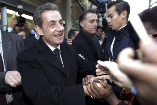 Nicolas Sarkozy arrive au siège de l'UMP pour voter le 29 novembre.