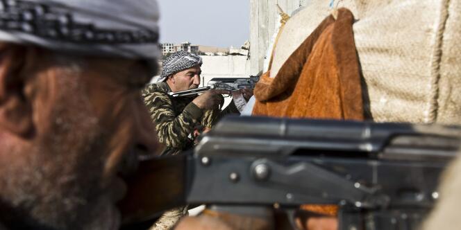 Des combattants de l'Armée syrienne libre et des unités de protection du peuple à Kobané, le 19 novembre 2014.