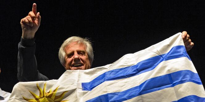 Tabaré Vazquez, qui fut le premier président de gauche d'Uruguay et a été élu dimanche à un nouveau mandat, est un cancérologue de 74 ans au style plus classique pour succéder au truculent José Mujica.
