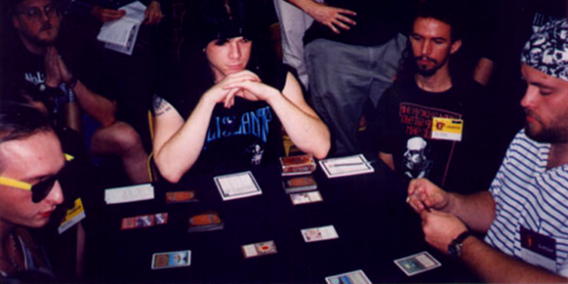 Bertand Lestrée (à gauche, avec les lunettes de soleil) affronte l'américain Zack Dolan (avec le bandana, à droite), qui le battra pour devenir le premier champion du monde de Magic. 