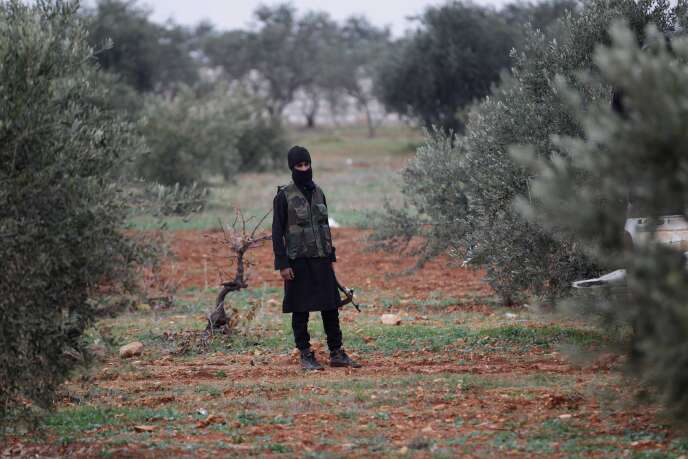 Un combattant djihadiste du front Al-Nosra pose dans les environs d'Idlib (Syrie), le 2 décembre.