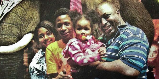 Eric Garner, à droite, avec ses enfants dans une photo de famille non datée publiée par l'ONG National Action Network.
