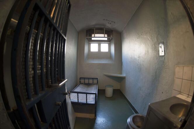 Une cellule individuelle de la prison de la santé à Paris.