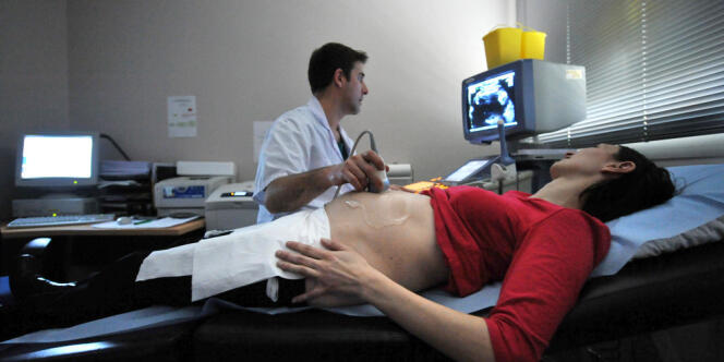 Un médecin procède à un balayage sur une femme enceinte, le 17 février 2009 à la maternité de Caen.
