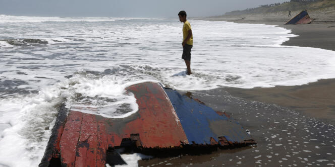 Sur la plage d'Agrabinta, en Indonésie, près de laquelle un bateau transportant des migrants en direction de l'Australie s'est échoué en septembre 2013.