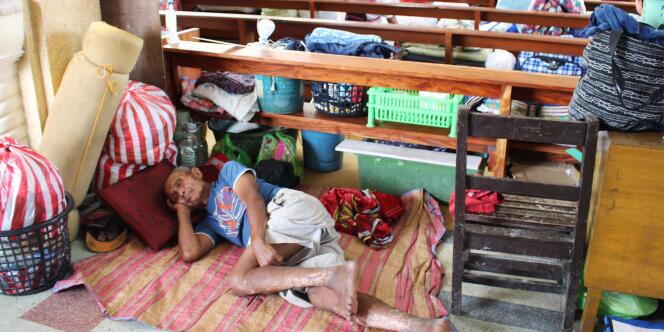 A Tacloban, l'une des villes les plus durement touchées par Haiyan, des centaines de personnes se sont réfugiées dans un gymnase vendredi. « On a appris notre leçon avec Haiyan », a dit Rita Villadolid. « Tout le monde est paralysé par la peur. » 