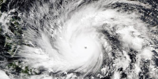 La tempête, qui serait la plus importante à toucher les Philippines cette année, pourrait déferler samedi ou dimanche sur les régions du centre-est de l'archipel dévastées voici un an par le super-typhon Haiyan. 