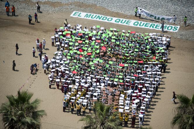 Des enfants péruviens forment un arbre géant à l'occasion des négociations internationales sur le climat.
