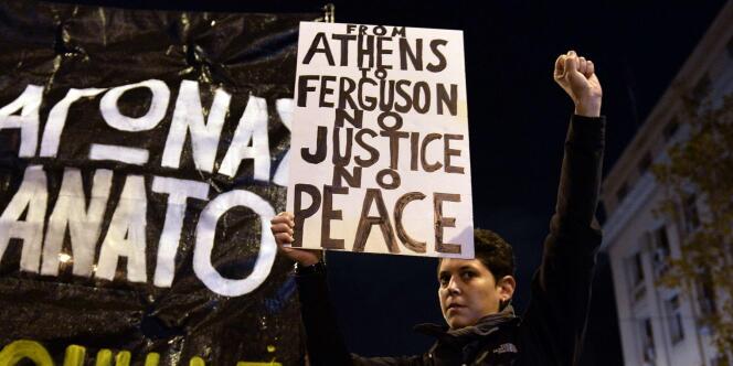Une manifestante à Athènes brandit une pancarte : 