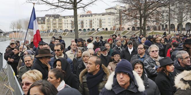 A Créteil, 1 600 personnes se sont réunies en soutien au couple agressé la semaine passée.