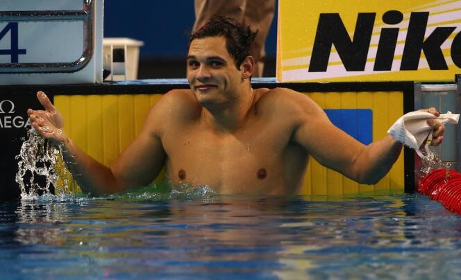Florent Manaudou, après avoir battu le record du monde du 50 mètres dos aux championnats du monde de natation en petit bassin, le 6 décembre à Doha, au Qatar.