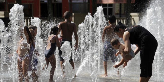 Des enfants jouent dans une fontaine lors d'une vague de chaleur en août 2012 à Montpellier.