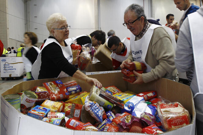 A Barcelone, des volontaires trient les dons des Espagnols aux banques alimentaires, le 28 novembre 2014.