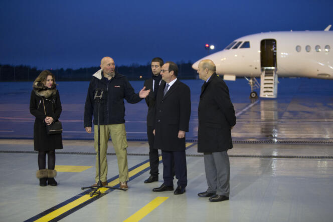 Serge Lazarevic, mercredi matin 10 décembre, à son arrivée à l’aéroport de Villacoublay.