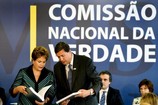 Dilma Rousseff reçoit le rapport de la Commission nationale de la vérité, le 10 décembre à Brasilia.