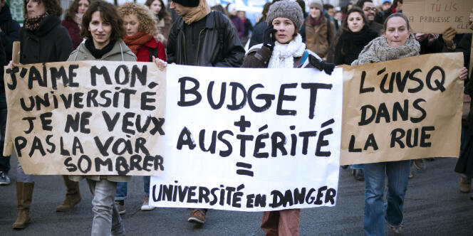 Une manifestation contre les mesures de restriction budgétaire dans l'enseignement supérieur, le 12 décembre 2013.