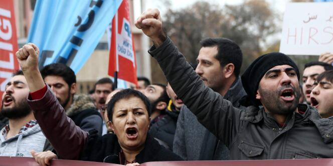 Des opposants au président turc Erdogan manifestent le 9 décembre contre la récente proposition de remettre au goût du jour l'enseignement de l'ottoman.