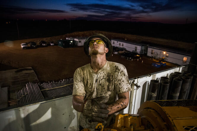 Un ouvrier sur le champ pétrolifère de Bakken, dans le Dakota du Nord.
