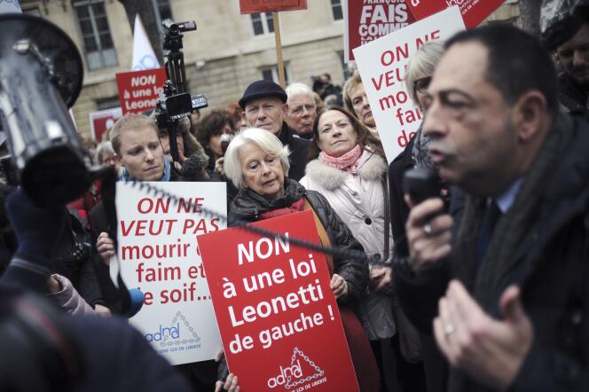 Jean-Luc Romero, à la manifestation contre le soutien apporté à François Hollande aux propositions d'Alain Claeys et de Jean Leonetti sur la fin de vie, le 12 décembre, à Paris.