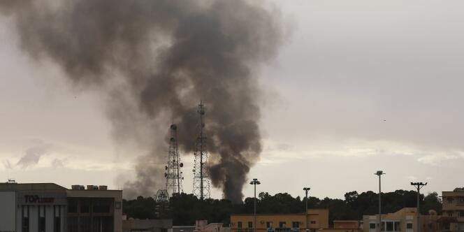 De la fumée émane de la ville de Benghazi, le 11 décembre, alors que les représentants des deux gouvernements en concurrence s'affrontent. 
