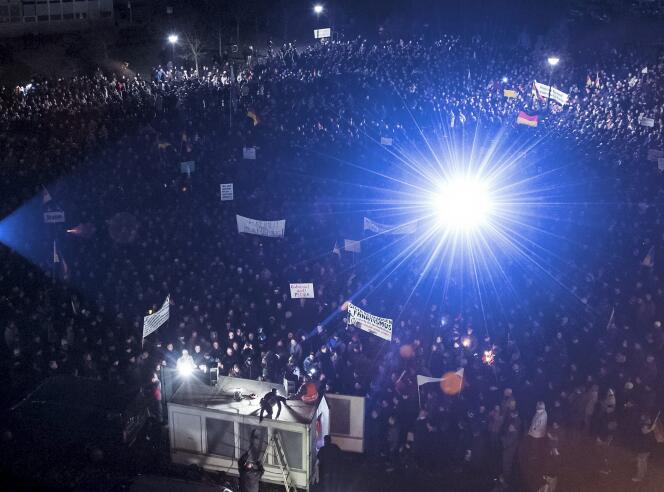 Des manifestants rassemblés à l’appel du mouvement d’extrême droite Pegida, le 8 décembre, à Dresde.