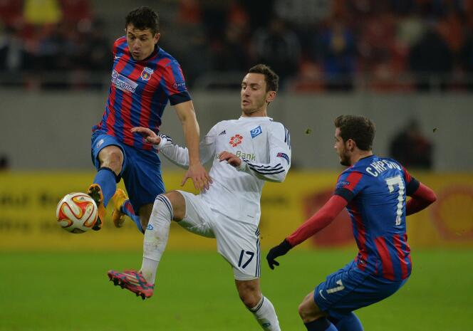 Le Roumain Andrei Prepelita, du Steaua, à la lutte avec l'Ukrainien Serhiy Rybalka, du Dynamo Kiev, le 11 décembre, en Ligue Europa.