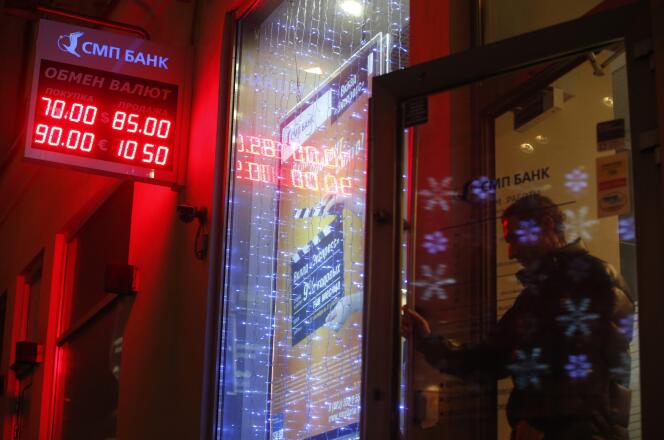 Une banque moscovite, en décembre 2014. La fuite des capitaux, malgré l’amnistie promise par Vladimir Poutine, qui a fait l’objet d’un décret publié le 8 juin, est évaluée à 32,6 milliards de dollars rien que pour les trois premiers mois de cette année.