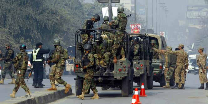Les troupes militaires pakistanaises arrivent à Peshawar près de l'école attaquée par un commando taliban, le 16 décembre.