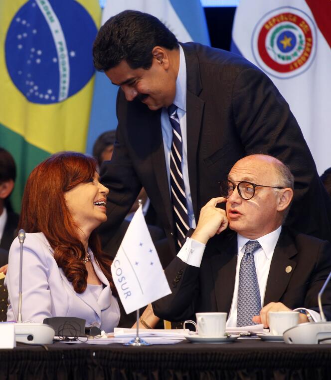 Le président vénézuélien, Nicolas Maduro, discute avec son homologue argentine, Cristina Kirchner, lors du 47e sommet du Mercosur, le 17 décembre 2014.