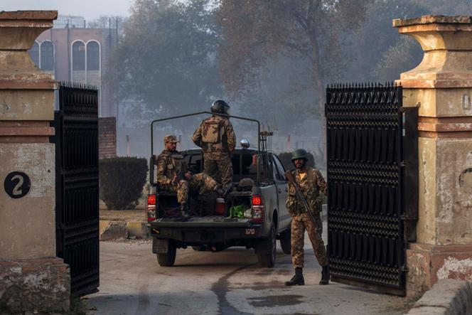 Des soldats pakistanais à Peshawar, chef-lieu de la province de Khyber Pakhtunkhwa, le 17 décembre 2014.