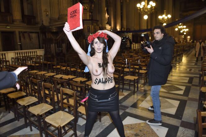 Une Femen dans l'église de La Madeleine, à Paris, le 18 décembre, juste après l'annonce de la condamnation d'Eloïse Bouton pour exhibition sexuelle.