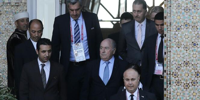 Sepp Blatter, sur le perron d'un hôtel de Marrakech, le 18 décembre, en route pour le comité exécutif de la FIFA. 
