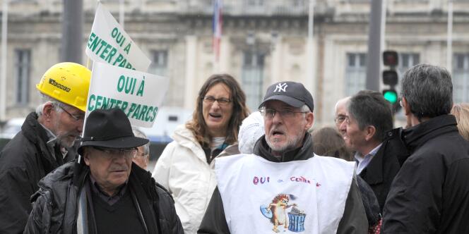 Partisans du Center Pars de Roybon devant le tribunal administratif de Grenoble, le 18 décembre 2014.