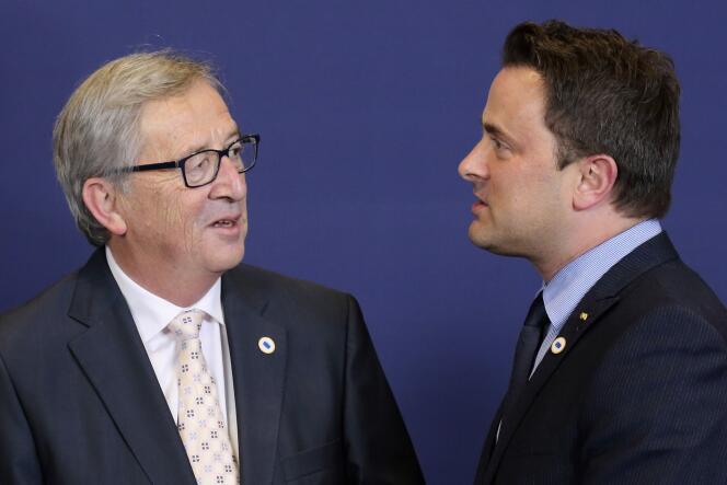 Le président de la Commission européenne et premier ministre luxembourgeois de 1995 à 2013, Jean-Claude Juncker,  avec son successeur à la tête du gouvernement du Grand-Duché, Xavier Bettel, à Bruxelles en 2014.